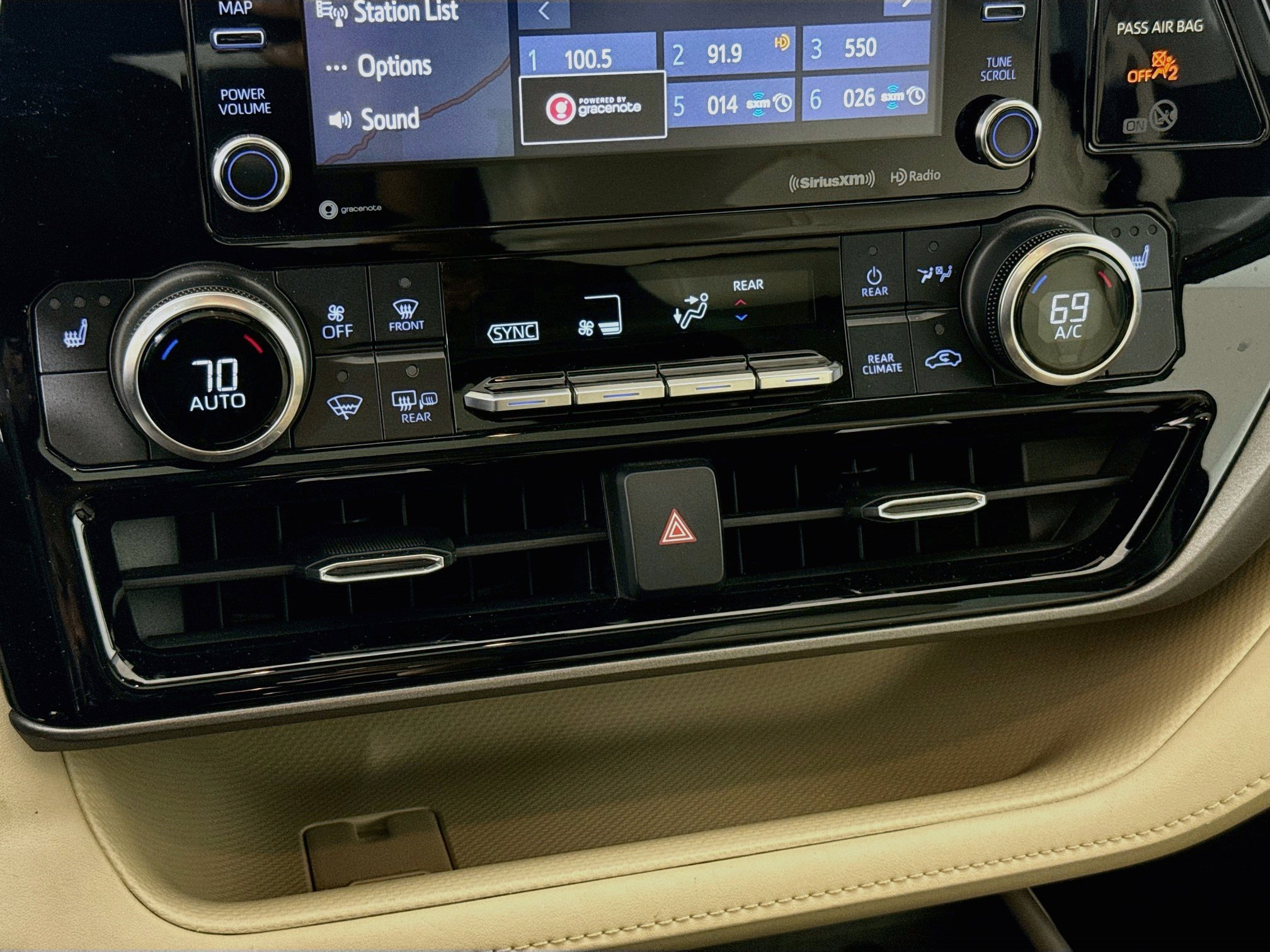 Used 2020 Toyota Highlander XLE AWD/4WD image 18