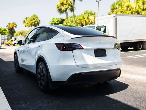 Used 2024 Tesla Model Y 2WD image 10