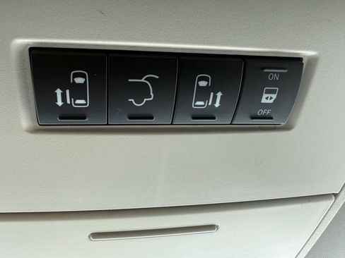Used 2010 Chrysler Town & Country Touring FWD image 10