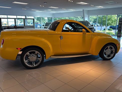 Used 2006 Chevrolet SSR w/ Preferred Equipment Group RWD image 6