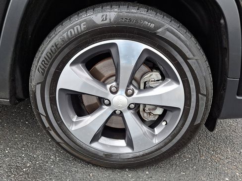 Used 2019 Jeep Cherokee Limited w/ Technology Group image 8