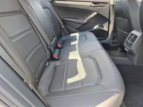 Used 2022 Volkswagen Passat 2.0T SE FWD image 18