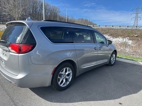 Used 2017 Chrysler Pacifica Touring-L w/ Tire & Wheel Group image 6