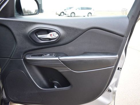 Used 2017 Jeep Cherokee Latitude w/ Comfort & Convenience Group image 23