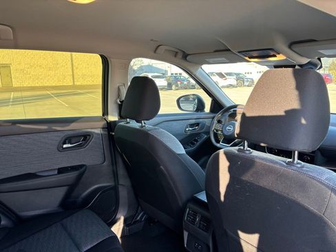 Used 2023 Nissan Rogue SV image 10