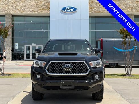 Used 2019 Toyota Tacoma TRD Sport AWD/4WD image 2