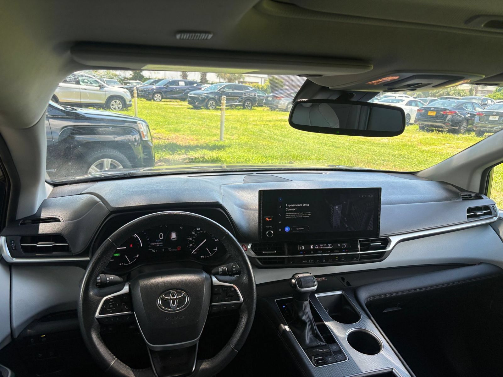 Used 2025 Toyota Sienna XLE FWD image 36