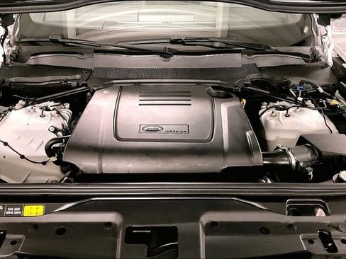 Certified 2025 Land Rover Discovery Dynamic SE image 9