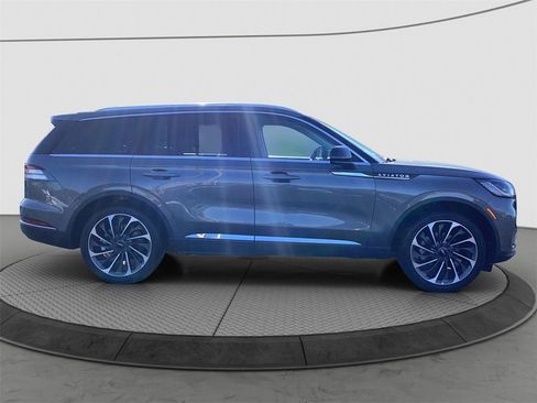 Used 2025 Lincoln Aviator Reserve w/ Equipment Group 201A image 8