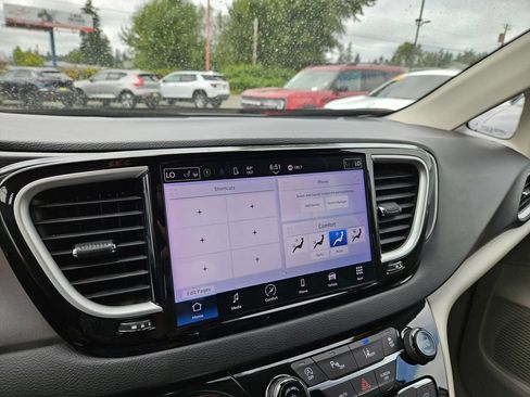 Used 2023 Chrysler Pacifica Touring-L FWD image 27