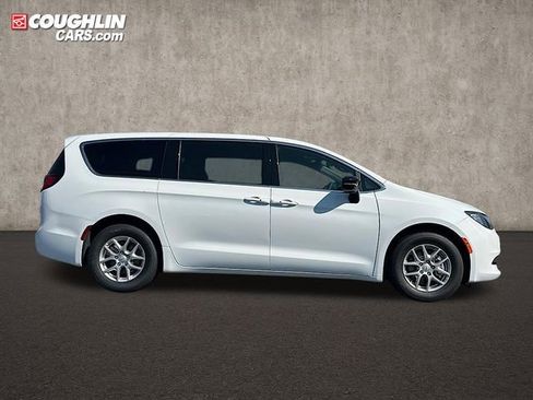 New 2025 Chrysler Voyager LX image 5