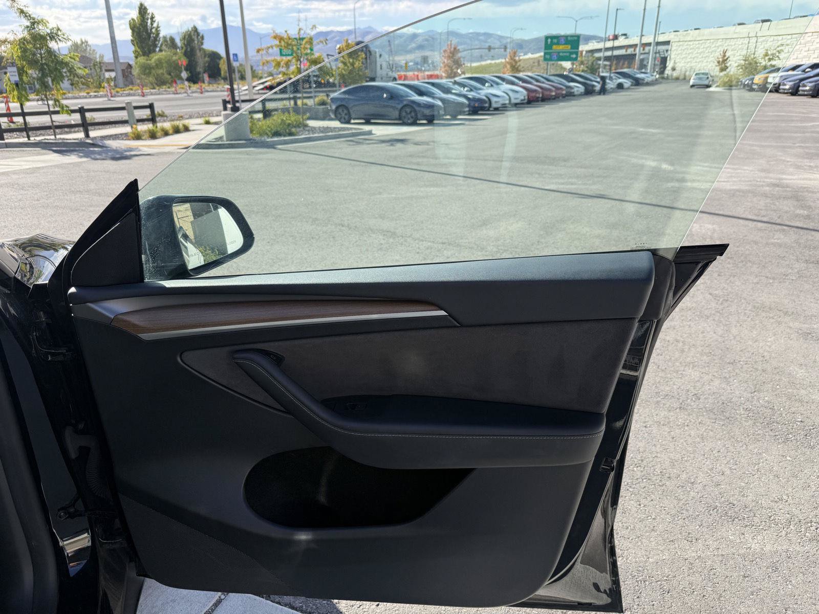 Used 2024 Tesla Model Y Long Range AWD/4WD image 22