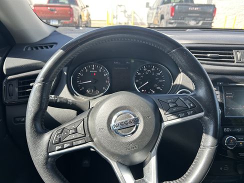 Used 2018 Nissan Rogue SV w/ Premium Package AWD/4WD image 17