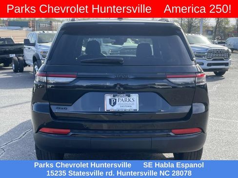 Used 2025 Jeep Grand Cherokee Altitude AWD/4WD image 6