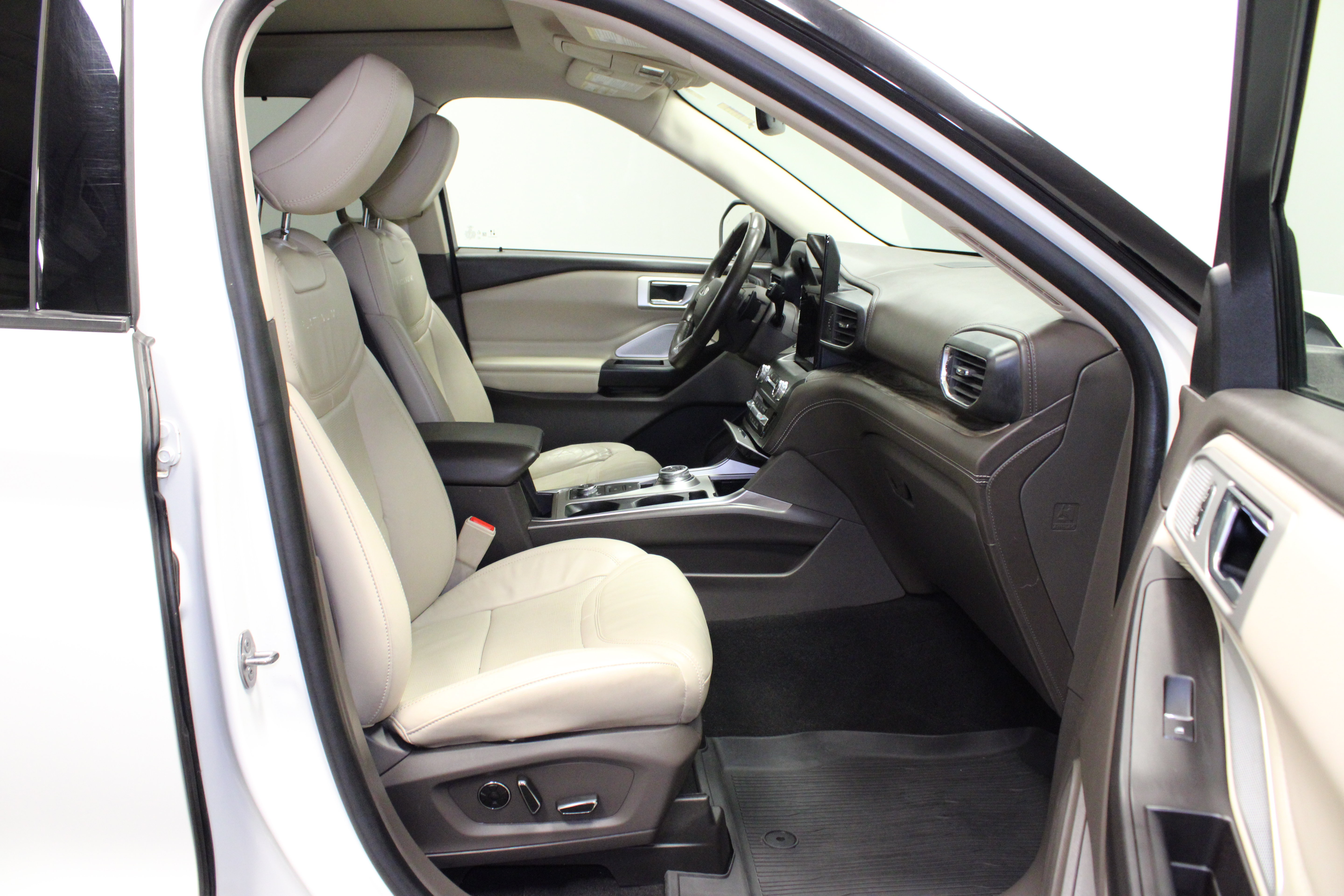 Used 2020 Ford Explorer Platinum w/ Premium Technology Package AWD/4WD image 16