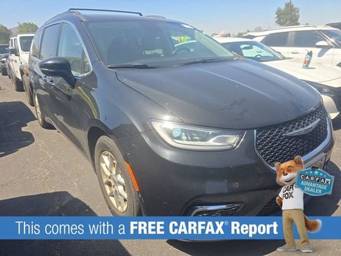 Used 2022 Chrysler Pacifica Touring-L w/ Uconnect Theater Family Group FWD image 2