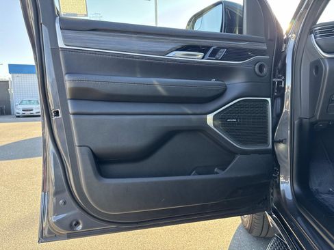 Used 2023 Jeep Wagoneer L Series III w/ Preferred Equipment Group image 17