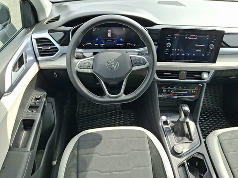 Used 2025 Volkswagen Taos SE w/ Panoramic Sunroof Package AWD/4WD image 11