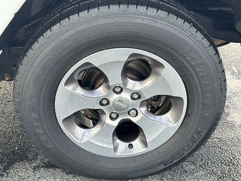 Used 2018 Jeep Wrangler Unlimited Sahara image 13