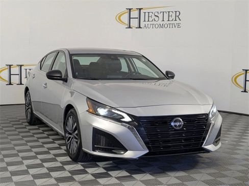 Used 2024 Nissan Altima 2.5 SV image 2
