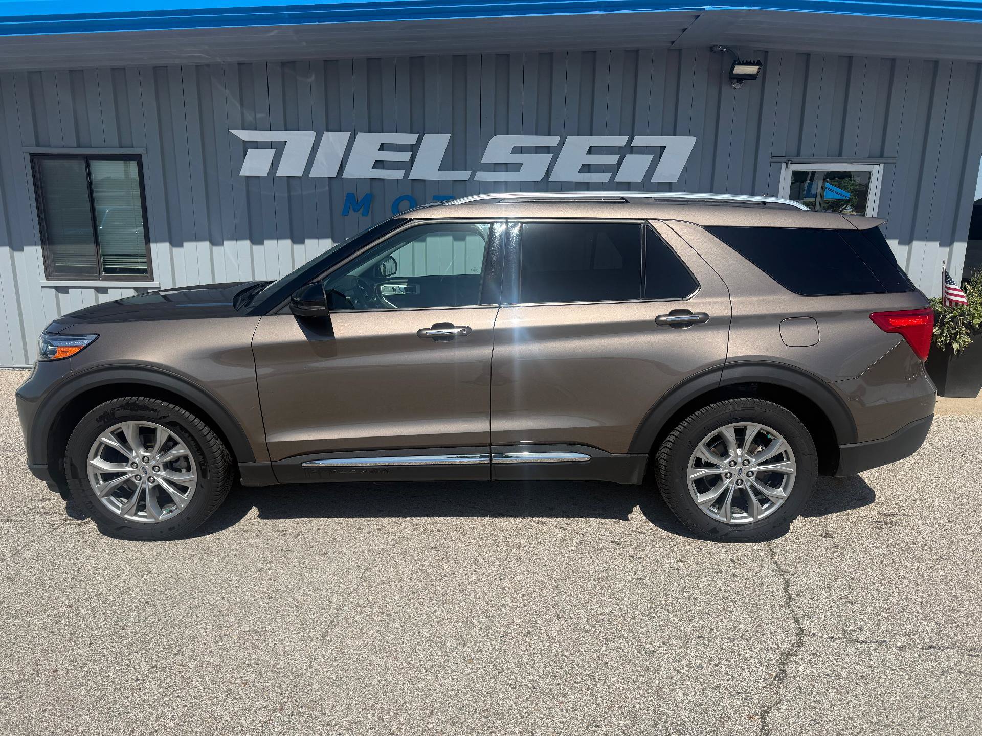 Used 2021 Ford Explorer Limited w/ Equipment Group 301A AWD/4WD image 1