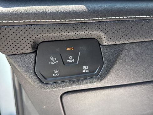 Used 2025 Volkswagen Atlas SE AWD/4WD image 16