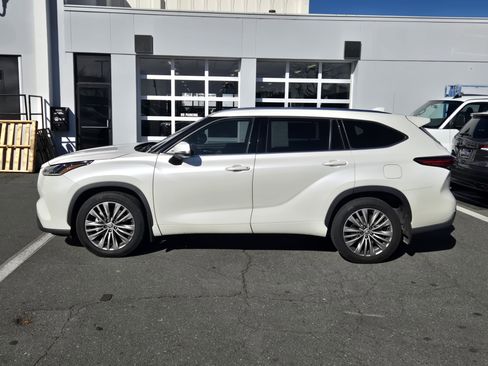 Used 2020 Toyota Highlander Platinum image 18