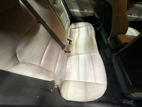 Used 2017 Hyundai Elantra SE image 25