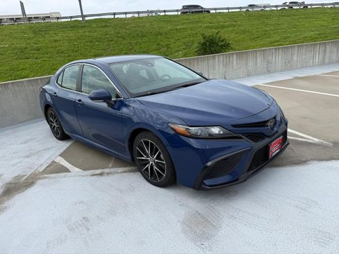 Used 2023 Toyota Camry SE w/ Cold Weather Package FWD image 5