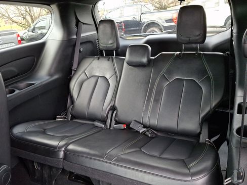 Used 2025 Chrysler Pacifica Select FWD image 11