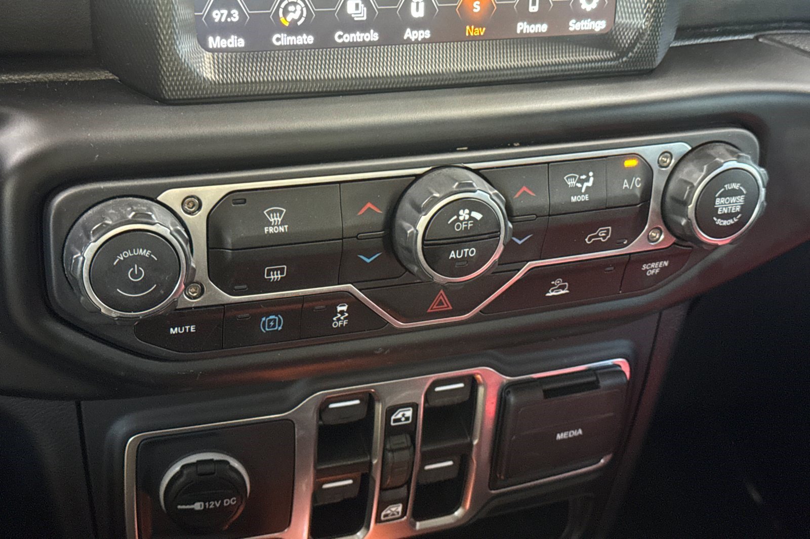 Used 2023 Jeep Wrangler Unlimited Sahara AWD/4WD image 19