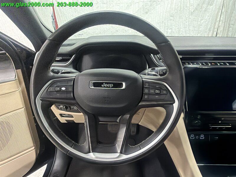 Used 2023 Jeep Grand Cherokee L Limited AWD/4WD image 4