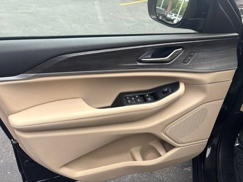 Used 2023 Jeep Grand Cherokee Limited AWD/4WD image 18