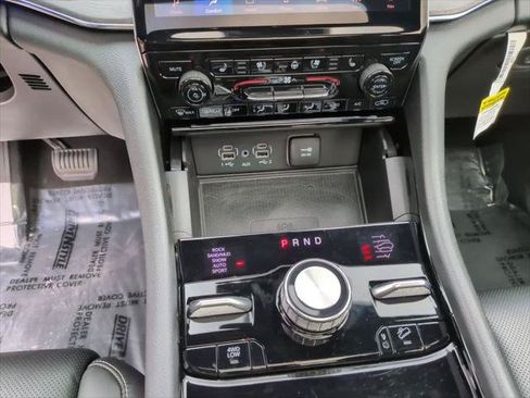 Certified 2024 Jeep Grand Cherokee Overland w/ Luxury Tech Group IV AWD/4WD image 28