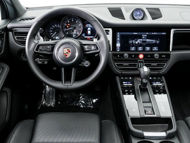 Certified 2026 Porsche Macan AWD/4WD image 17