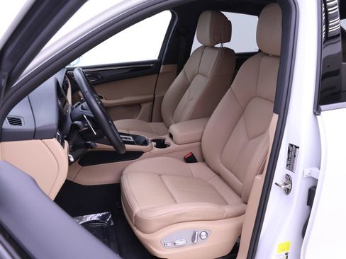 Used 2025 Porsche Macan AWD/4WD image 5