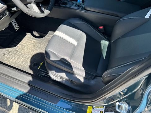 Used 2025 Toyota Camry SE w/ Convenience Package image 5