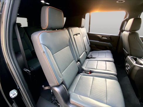 Used 2025 GMC Yukon XL AT4 AWD/4WD image 18