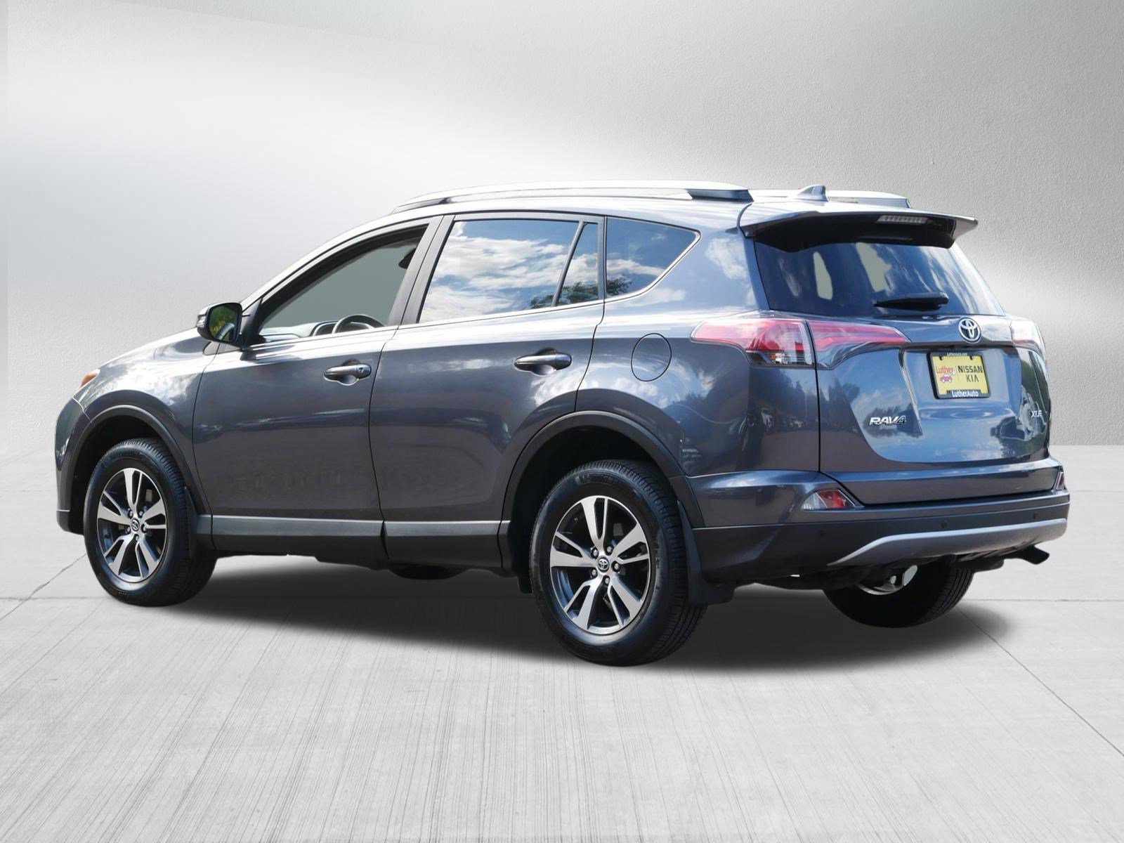 Used 2018 Toyota RAV4 XLE FWD image 5