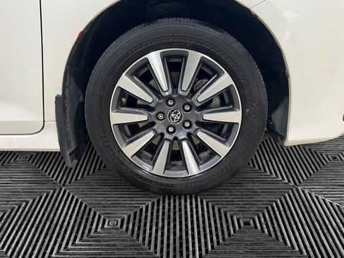 Used 2018 Toyota Sienna XLE image 12