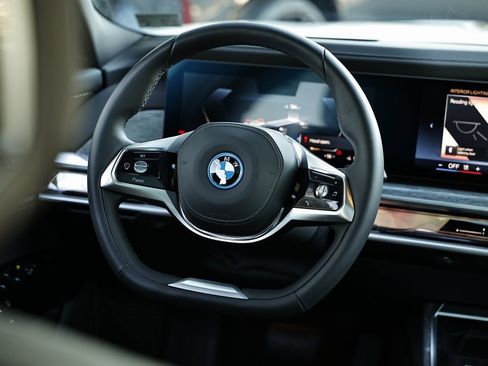 Used 2025 BMW i7 eDrive50 w/ Premium Package image 30