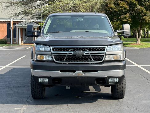 Used 2006 Chevrolet Silverado 2500 LT w/ Heavy-Duty Power Package AWD/4WD image 3