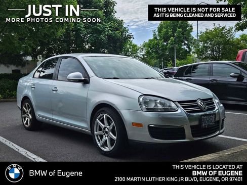 Used 2010 Volkswagen Jetta SE FWD image 1