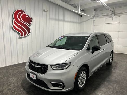 Used 2024 Chrysler Pacifica Touring-L FWD image 2