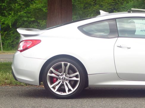 Used 2011 Hyundai Genesis 3.8 RWD image 25