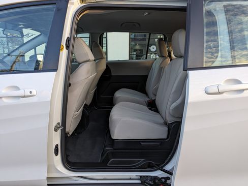 Used 2014 MAZDA MAZDA5 Sport image 34