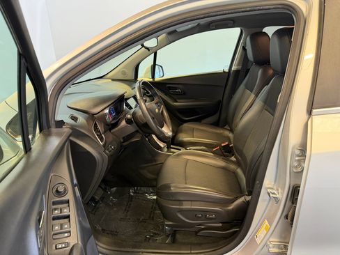 Used 2019 Chevrolet Trax LT w/ LT Convenience Package FWD image 13