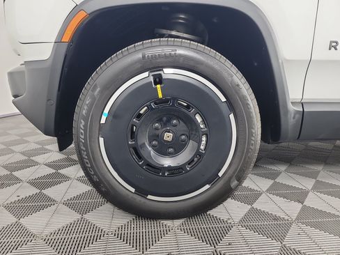 Used 2025 Rivian R1S Adventure AWD/4WD image 9