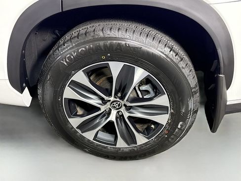 Used 2022 Toyota Highlander XLE AWD/4WD image 36