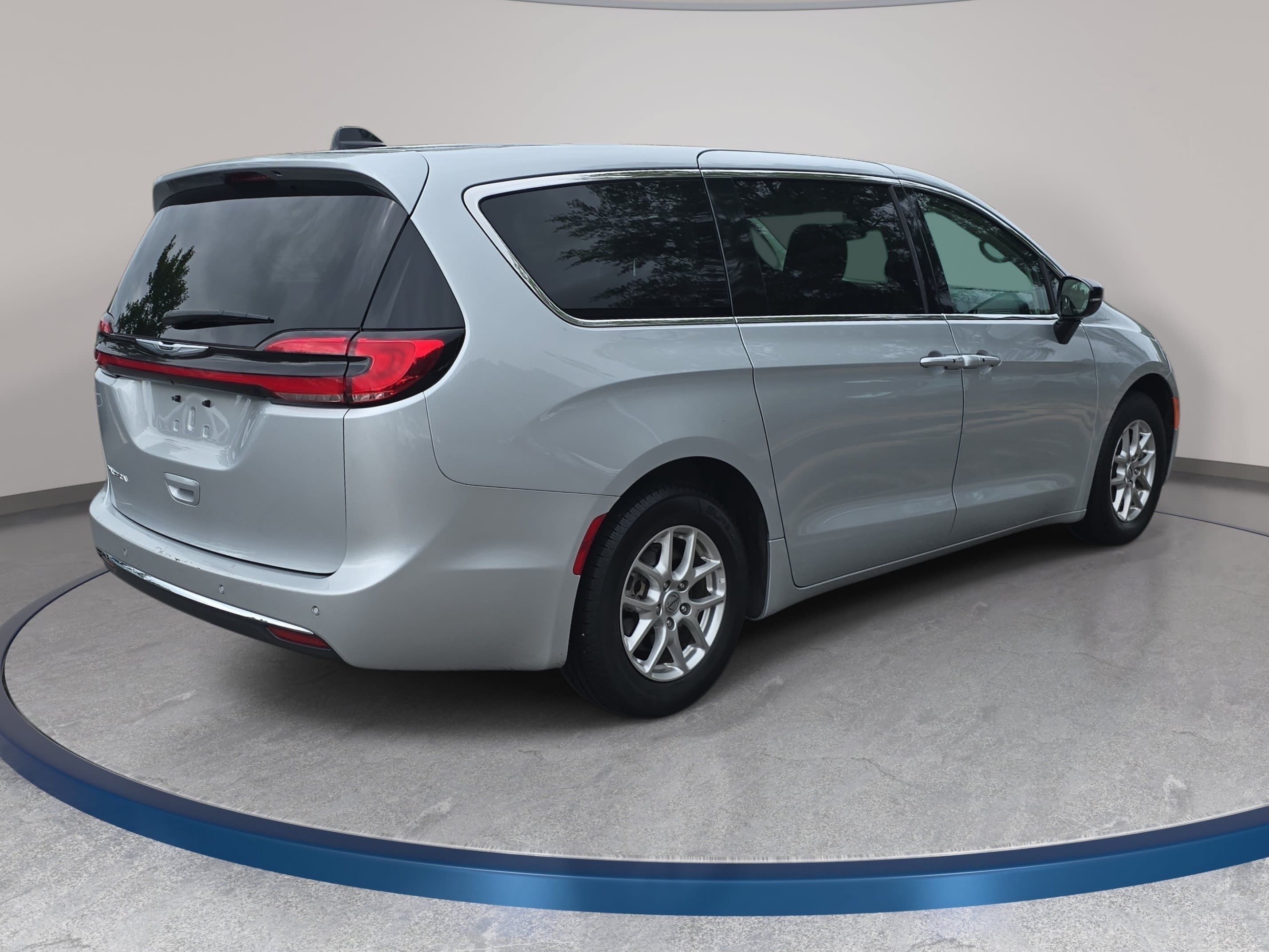 Used 2024 Chrysler Pacifica Touring-L FWD image 5